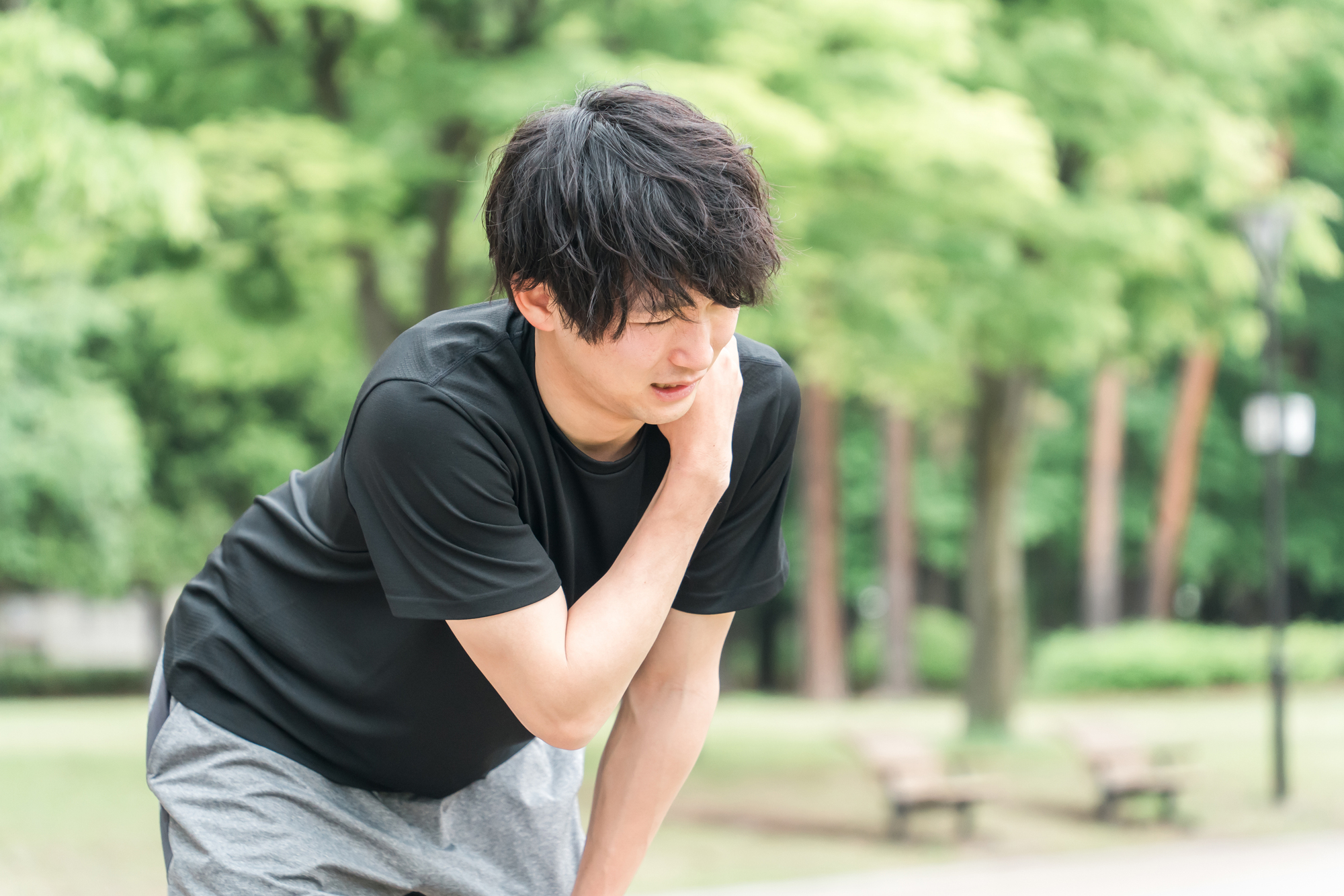 肩の動作中に痛みが走る男性
