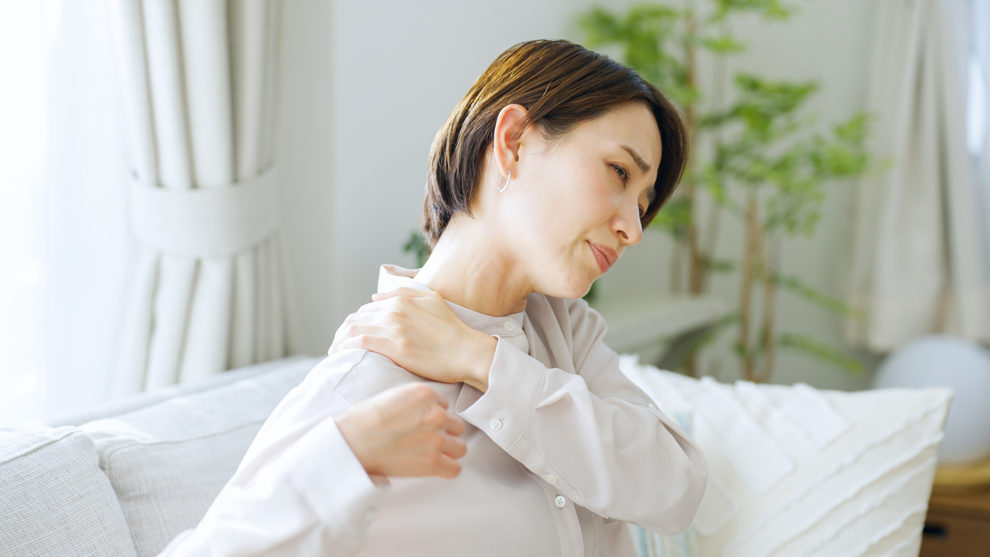 肩の痛みを感じる女性│整形外科で対応可能な症状イメージ