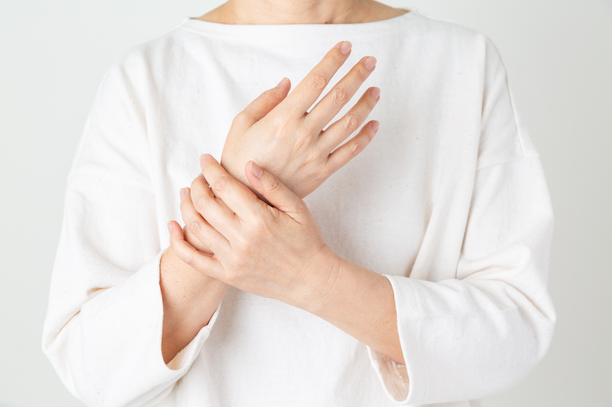 手指・腕の痛みを感じる女性│整形外科で対応可能な症状イメージ