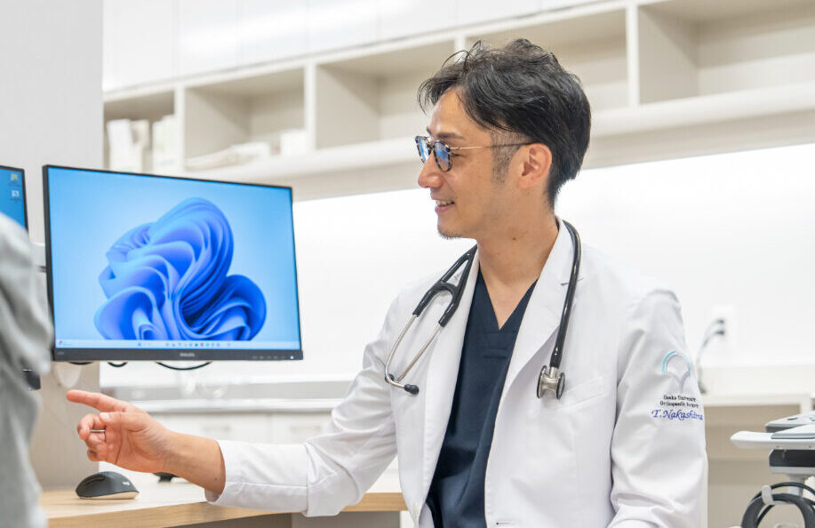 結果説明・治療方針を説明する医師