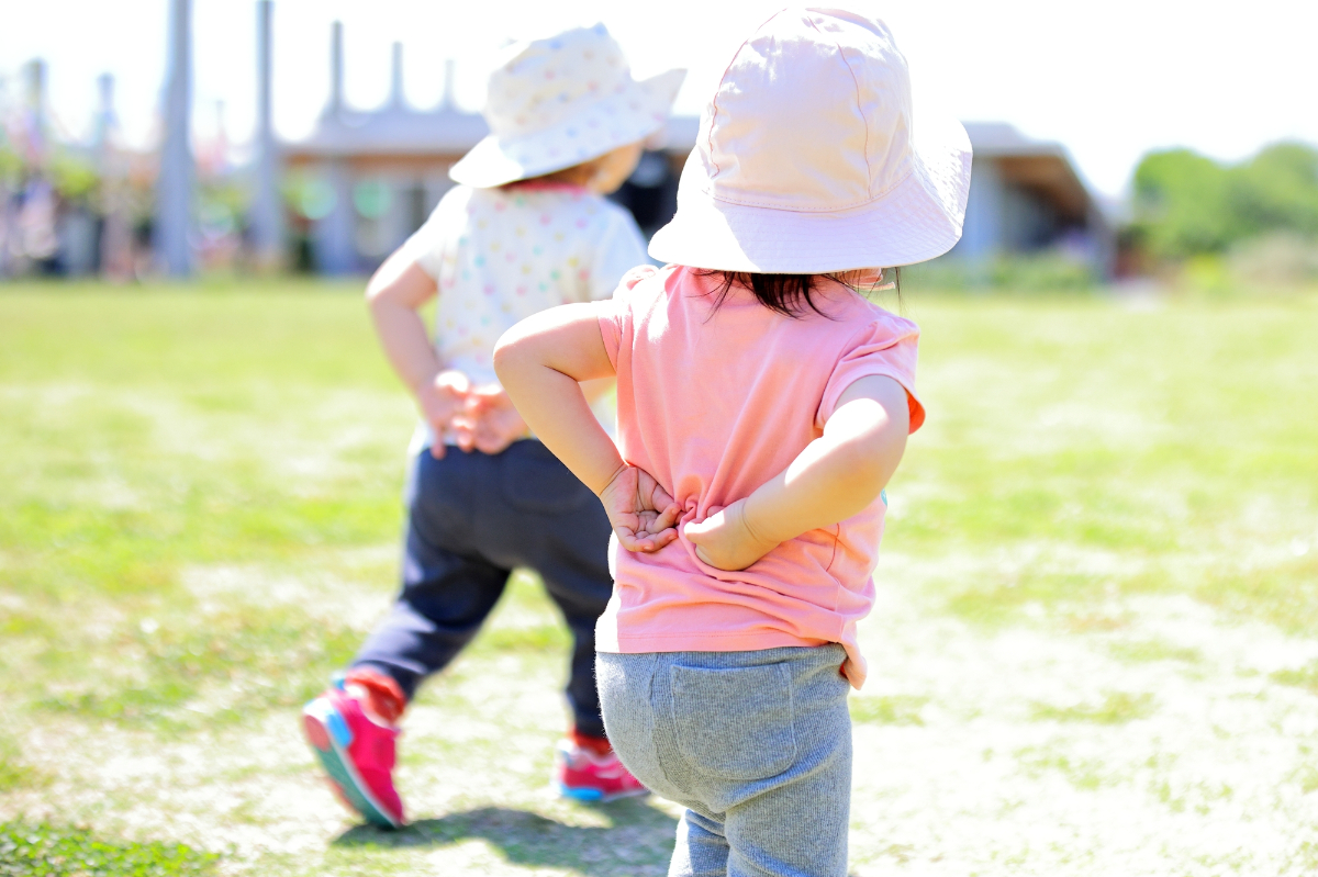 歩き方に違和感がある子どものイメージ
