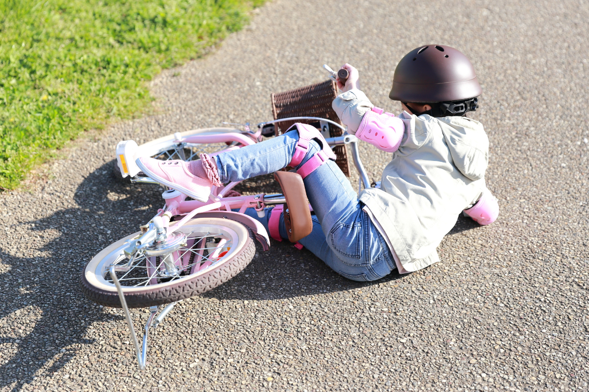 自転車でこけてしまう子どものイメージ